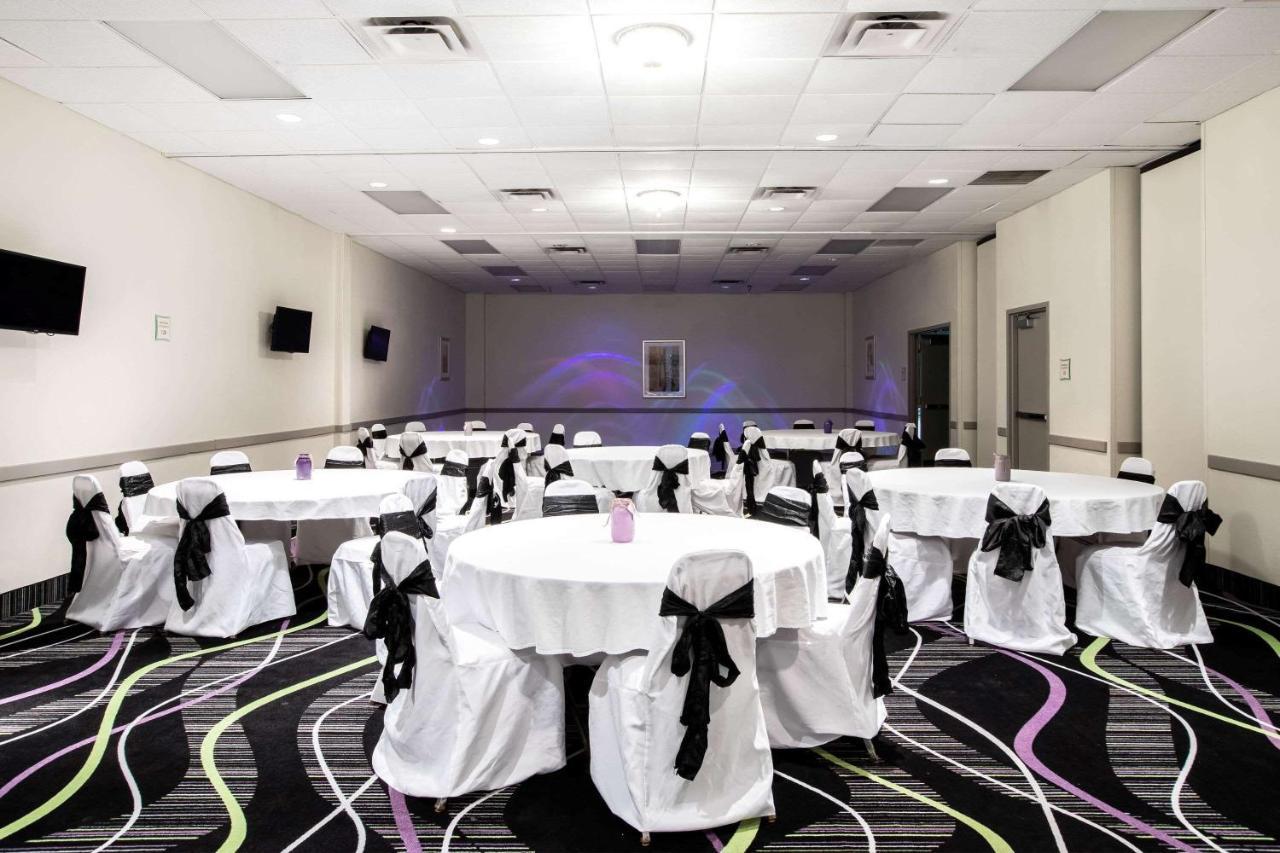 La Quinta Inn By Wyndham Davenport & Conference Center Esterno foto