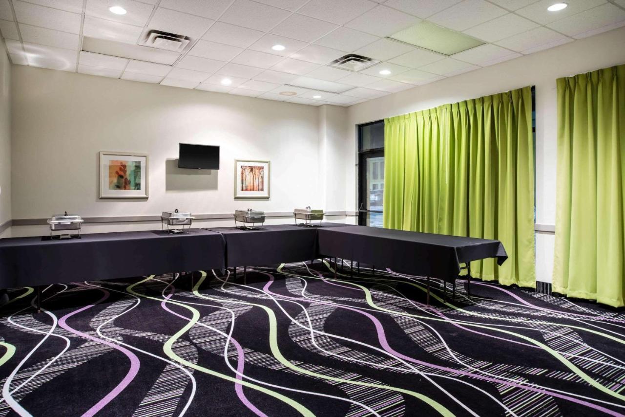 La Quinta Inn By Wyndham Davenport & Conference Center Esterno foto